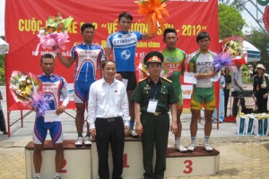 Trao thưởng chặng 3 – Giải đua xe đạp “Về Trường Sơn”