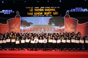 Hà Nội tuyên dương 98 thủ khoa xuất sắc năm 2015