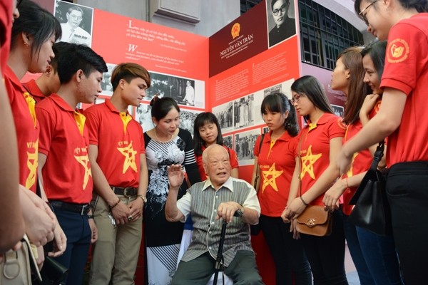 Các bạn trẻ chăm chú nghe đồng chí Nguyễn Văn Trân nói về lịch sử, về cuộc đời mình.