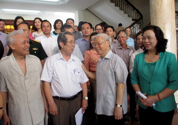 Tổng Bí thư Nguyễn Phú Trọng trao đổi với cử tri quận Tây Hồ.