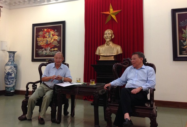Giám đốc Sở VH&TT Hà Nội Tô Văn Động (phải) và Chánh Thanh tra Sở VH&TT HN (trái) trong 1 buổi làm việc với báo chí về vụ việc vi phạm của siêu thị điện máy.