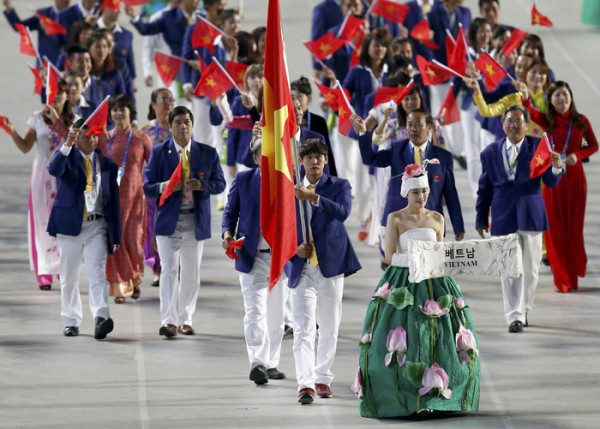 Flag bearer of Vietnam Hoang Quy Phuoc leads the team into the Opening Ceremony of the 17th Asian Games in Incheon September 19, 2014. REUTERS/Issei Kato (SOUTH KOREA - Tags: SPORT ENTERTAINMENT)