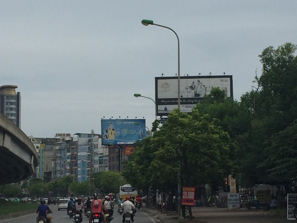 Đường Phạm Hùng, quận Nam Từ Liêm có tới 24 biển quảng cáo sai phạm cần phải tháo dỡ