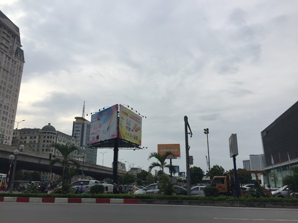 Ngã 4 đường Phạm Hùng, Dương Đinh Nghệ có mật độ giao thông dày đặc, nhưng có tới 3 biển quảng cáo tấm lớn mọc ngay trên đảo phân luồng giao thông