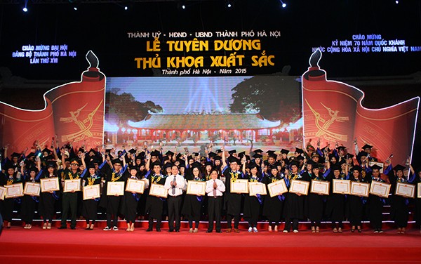 Các Thủ khoa năm 2015 được TP Hà Nội vinh danh