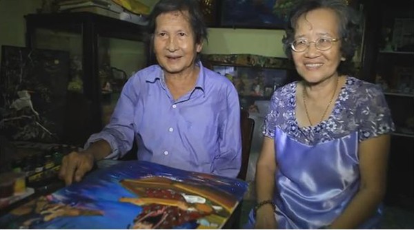 Nhà nghệ nhân Hồ Văn Tai (bên trái) được biết đến là nghệ nhân cuối cùng của dòng tranh vải gói