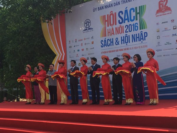 Các đại biểu cắt băng khai mạc Hội sách Hà Nội 2016 