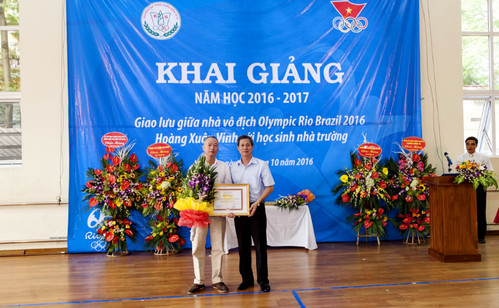  Ủy ban Olympic Việt Nam tặng bằng khen cho thầy Tạ Quang Hậu