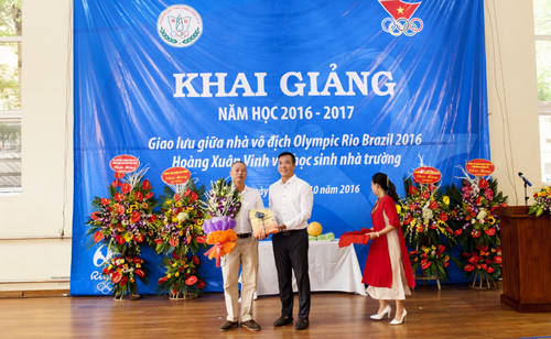 Nhà vô địch Hoàng Xuân Vinh tặng quà cho nhà trường