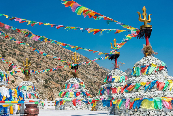 Một ngôi chùa bằng đá ở Meidai Meidai Lamasery (Nội Mông, Trung Quốc): những lá cờ cầu nguyện đầy màu sắc tô điểm cho ngôi đền bằng đá nổi bật giữa những dãy núi trùng điệp