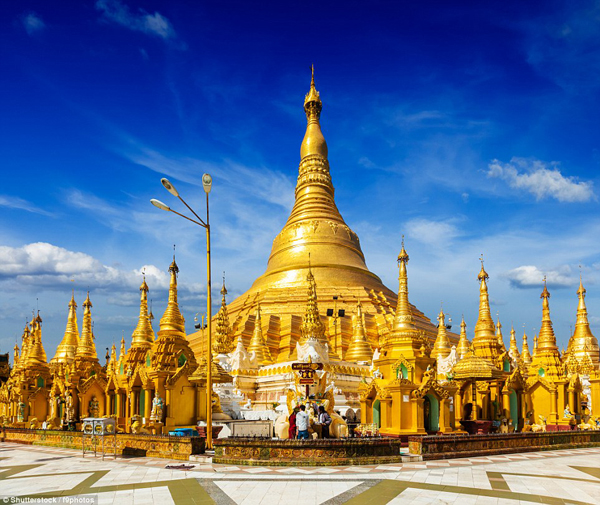 Chùa Shwedagon Paya ở Yangon, Myanmar được bao phủ bởi hàng trăm miếng vàng và trên đỉnh tháp được nạm khoảng 5.000 viên kim cương - trong đó viên lớn nhất có kích thước lên tới 72 carat 
