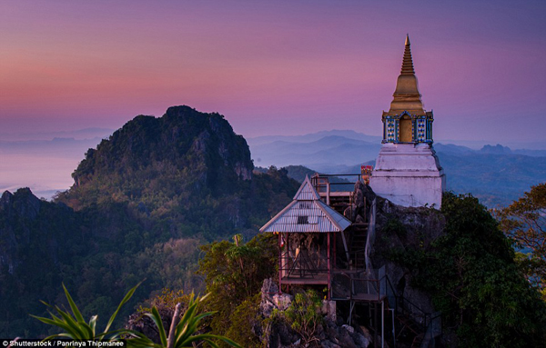 Ngôi chùa ở Lampang, Thái Lan không nổi bật về kiến trúc hay sự bài trí cầu kỳ, nhưng vẫn nằm trong danh sách này bởi cảnh quan tuyệt đẹp với núi non trùng điệp bao quanh 