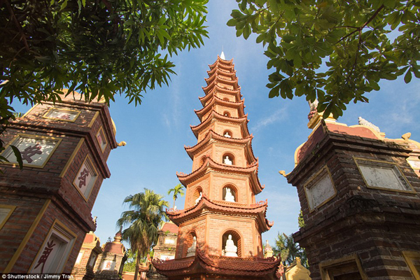 Chùa Trấn Quốc ở Hà Nội, Việt Nam: Nằm trên Bán đảo nhỏ ở phía Đông của Hồ Tây, chùa Trấn Quốc được coi là ngôi chùa cổ nhất ở Hà Nội với hơn 1.500 năm tuổi