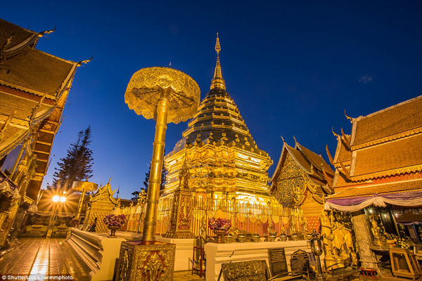 Chùa Wat Phra That Doi Suthep, Chiang Mai, Thái Lan: Nhìn về thành phố từ trên núi cao. Wat Phra That Doi Suthep là một trong những ngôi đền linh thiêng nhất phía Bắc của Thái Lan