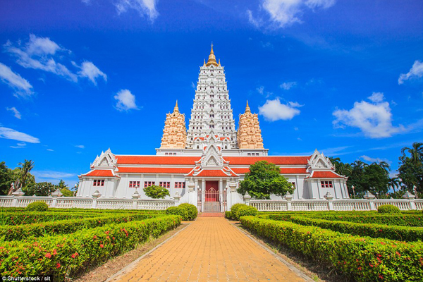 Thêm một ngồi chùa nữa ở Thái Lan lọt vào danh sách, nơi đây cảm giác giống như một pháo đài hùng dũng giữa bầu trời xanh thẳm.