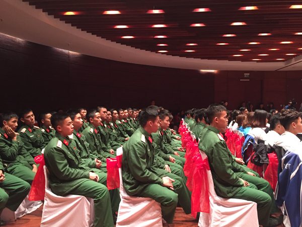 Các chiến sĩ trẻ lắng nghe các nhân chứng lịch sử kể về những hồi ức hào hùng Ngày Toàn quốc kháng chiến