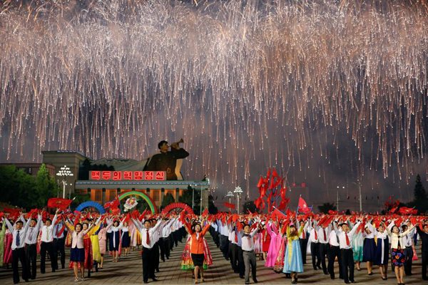 Đồng diễn nghệ thuật cùng màn bắn pháo hoa hoành tráng tại quảng trường chính ở thủ đô Bình Nhưỡng của Triều Tiên ngày 10/5, một ngày sau khi đảng Lao động Triều Tiên kết thúc kỳ họp đầu tiên sau 36 năm 