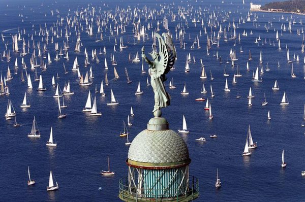 Những chiếc thuyền buồm tập trung trước khi bắt đầu cuộc đua thuyền Barcolana tại bến cảng Trieste, Ý ngày 9/10