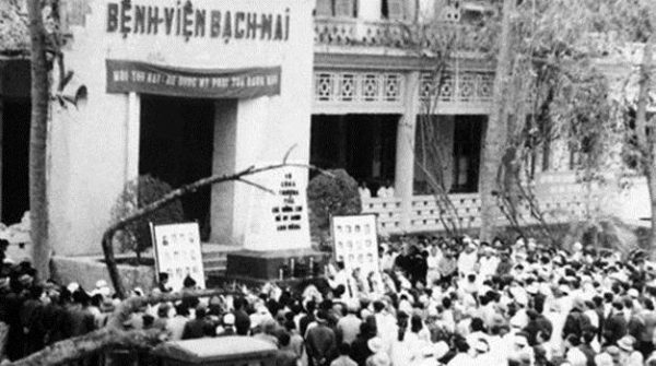 09 Jan 1973, Bach-Mai Hospital, Hanoi, North Vietnam --- Funeral services are held at Bach-Mai Hospital in Hanoi, North Vietnam for the hospital staff killed by US B-52 bombing runs on December 19-20, 1972. An anti-Nixon poster is displayed near the wreckage. --- Image by © Bettmann/CORBIS