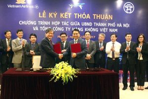 Hà Nội và Vietnam Airlines ký kết thỏa thuận hợp tác quảng bá hình ảnh Thủ đô