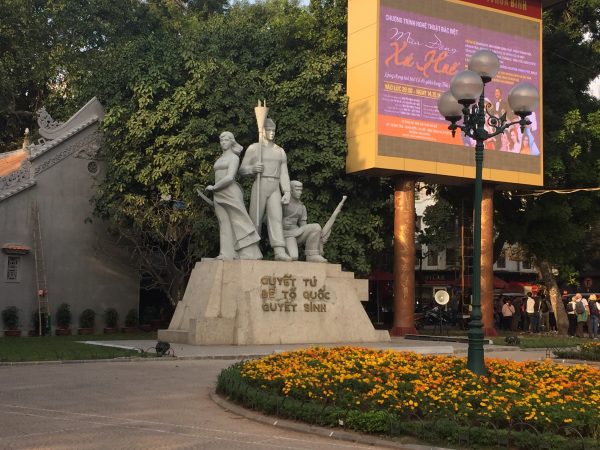 Sở VH&TT Hà Nội cho biết việc đặt mô hình Kinh Kong tại khu vực Tượng đài “Quyết tử để Tổ quốc quyết sinh” là không phù hợp.
