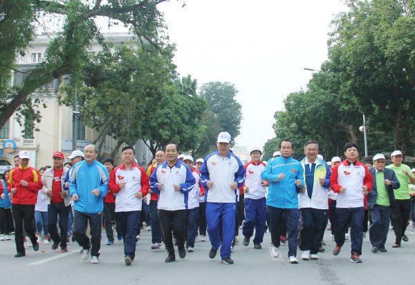  Uỷ viên Bộ Chính trị, Chủ tịch Ủy ban Trung ương MTTQ Việt Nam Nguyễn Thiện Nhân cùng lãnh đạo TCTDTT tham gia ngày chạy Olympic vì sức khỏe toàn dân 2016 tại Hà Nội