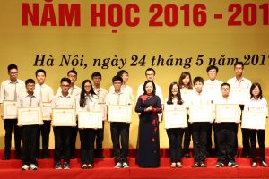 Hà Nội tuyên dương, khen thưởng hơn 1000 học sinh giỏi tiêu biểu năm học 2016 – 2017