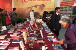Thư viện Hà Nội tổ chức trưng bày sách, báo “Bản hùng ca Hà Nội – Điện Biên Phủ trên không”