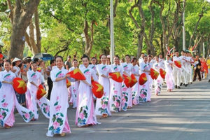Lễ diễu hành nghệ thuật đường phố kỷ niệm 10 năm điều chỉnh địa giới Hà Nội 