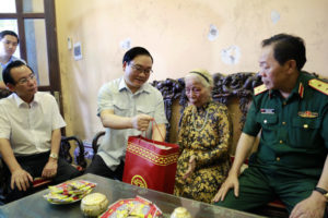 Bí thư Thành ủy thăm gia đình chính sách quận Hoàn Kiếm