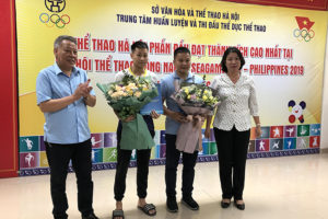 Trao thưởng cho VĐV Bùi Yến Ly  vừa giành HCV Giải Vô địch thế giới Muay tại Thái Lan