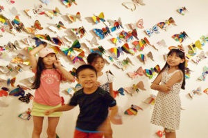 “Hóa thành bươm bướm” – Triển lãm sắp đặt với hơn 1.300 cánh bướm của trẻ khuyết tật khắp thế giới