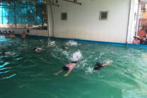 Ba Vì bế giảng lớp tập huấn và phổ cập bơi cho trẻ em
