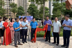 Gắn biển công trình chào mừng Đại hội Đảng bộ quận Thanh Xuân