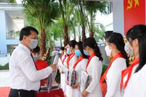 Quận Thanh Xuân tặng cặp sách cho nữ sinh và tổ chức dạy học Giáo dục nếp sống thanh lịch, văn minh cho học sinh
