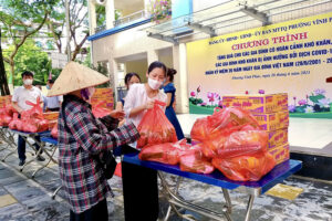 Phường Vĩnh Phúc tặng 230 suất quà cho các hộ khó khăn nhân kỷ niệm 20 năm ngày Gia đình Việt Nam