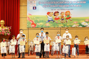 Thành phố Hà Nội trao bổng cho trẻ em có hoàn cảnh khó khăn huyện Sóc Sơn