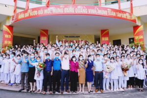 Khen thưởng 18 đoàn cán bộ y tế các tỉnh, thành phố hỗ trợ Hà Nội  xét nghiệm, tiêm vắc xin phòng Covid-19