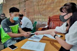Thị xã Sơn Tây trao hỗ trợ cho 1.690 người gặp khó khăn, bị ảnh hưởng bởi dịch bệnh COVID-19   