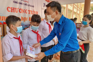 Trao tặng 30 thiết bị học tập cho học sinh có hoàn cảnh khó khăn huyện Ba Vì