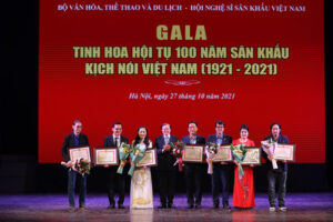 Trích đoạn “Cát bụi” của Kịch Hà Nội tạo dấu ấn tại Gala “Tinh hoa hội tụ 100 năm sân khấu kịch nói”