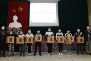 Huyện Thường Tín bàn giao 30 máy tính cho học sinh có hoàn cảnh khó khăn