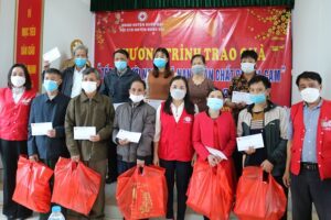 Gần 300 suất quà được Hội Chữ thập đỏ huyện Quốc Oai trao tặng cho người nghèo và nạn nhân chất độc da cam