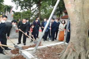 Chủ tịch nước Nguyễn Xuân Phúc dâng hương và trồng cây tại Đền Hát Môn, huyện Phúc Thọ