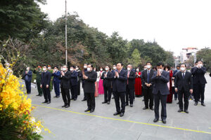 Đoàn đại biểu lãnh đạo thành phố Hà Nội dâng hương tưởng nhớ Hoàng đế Quang Trung