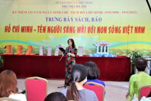 Trưng bày sách, báo “Hồ Chí Minh – Tên Người sáng mãi với non sông Việt Nam”