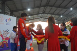 Lãnh đạo Sở Văn hóa và Thể thao Hà Nội trao huy chương môn Bi sắt