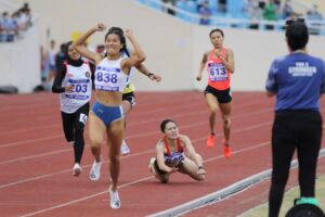 Khuất Phương Anh giành HCV nội dung chạy 800m nữ