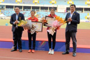 Bộ trưởng Bộ VHTTDL tặng Bằng khen cho 2 vận động viên Nguyễn Thị Huyền và Nguyễn Thị Oanh