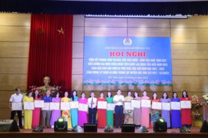 Huyện Sóc Sơn biểu dương 100 gia đình công nhân viên chức lao động   tiêu biểu năm 2022